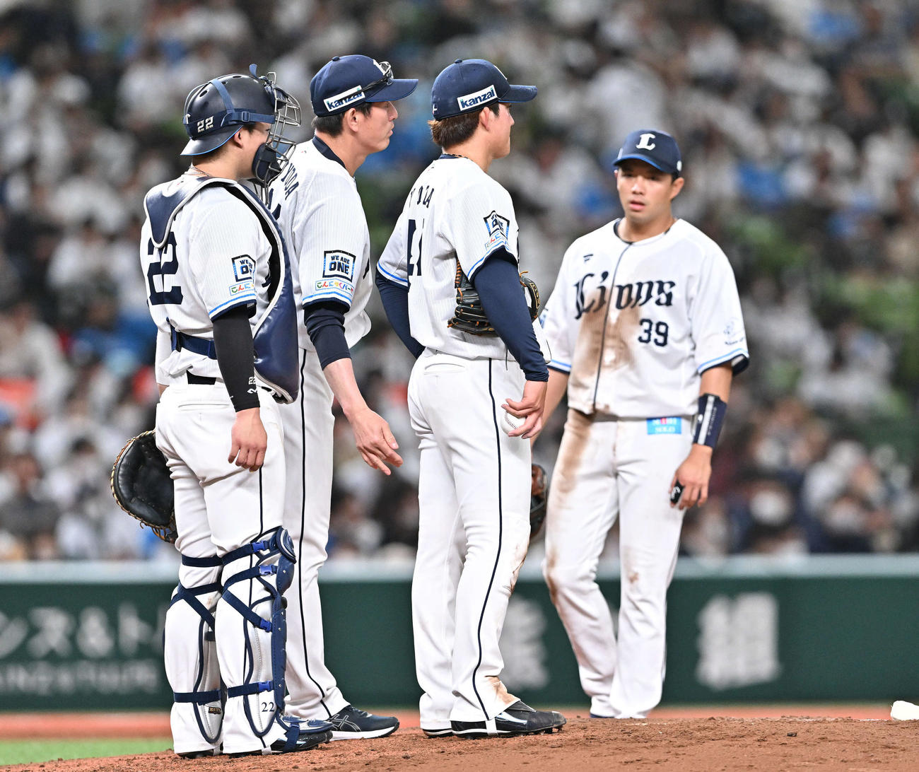 西武対楽天　3回表、交代を告げられる西武与座（左から3人目）（撮影・滝沢徹郎）