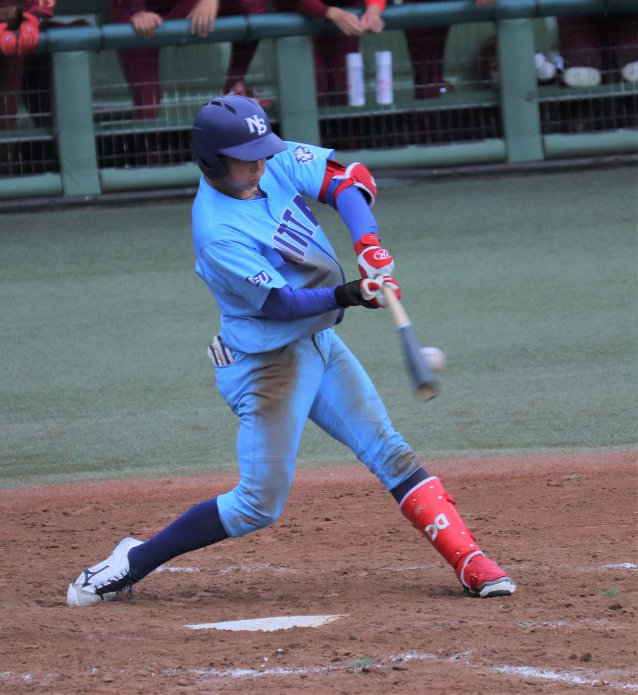 桜美林大対日体大　1回裏日体大1死二、三塁　先制の左前適時打を放った南（撮影・星夏穂）