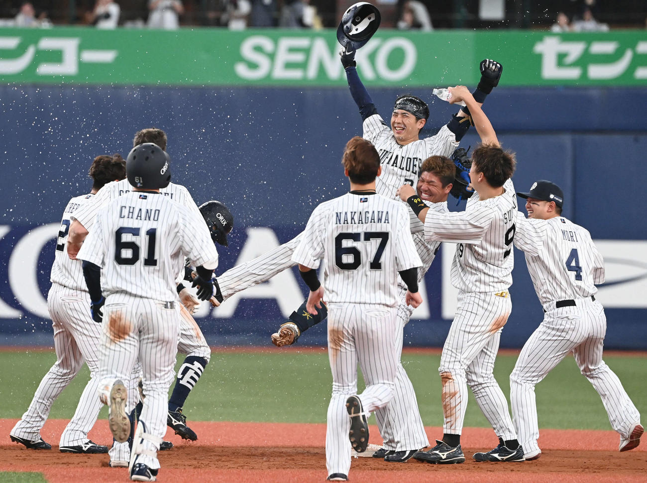 オリックス対ロッテ　11回裏オリックス2死一、二塁、右越えにサヨナラ打を放った若月は頓宮に抱えられガッツポーズ（撮影・和賀正仁）