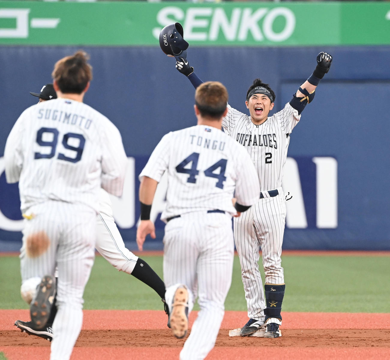 オリックス対ロッテ　12回裏オリックス2死一、二塁、右越えにサヨナラ打を放った若月はナインの祝福にバンザイ（撮影・和賀正仁）