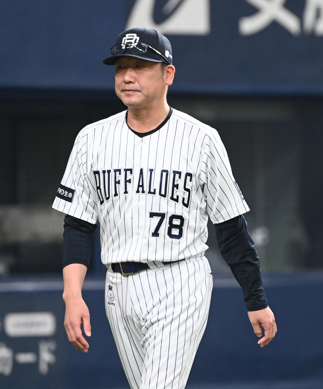オリックス対ロッテ　10回、選手の交代を告げるオリックス中嶋監督（撮影・和賀正仁）
