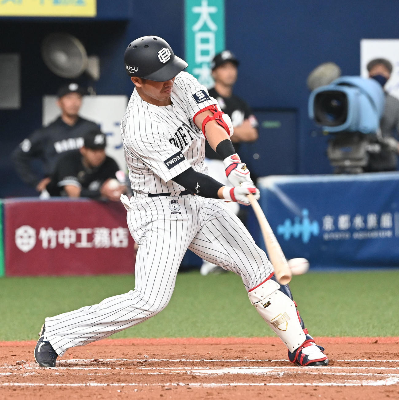 オリックス対ロッテ　6回裏オリックス2死一、二塁、左前適時打を放つ頓宮（撮影・和賀正仁）