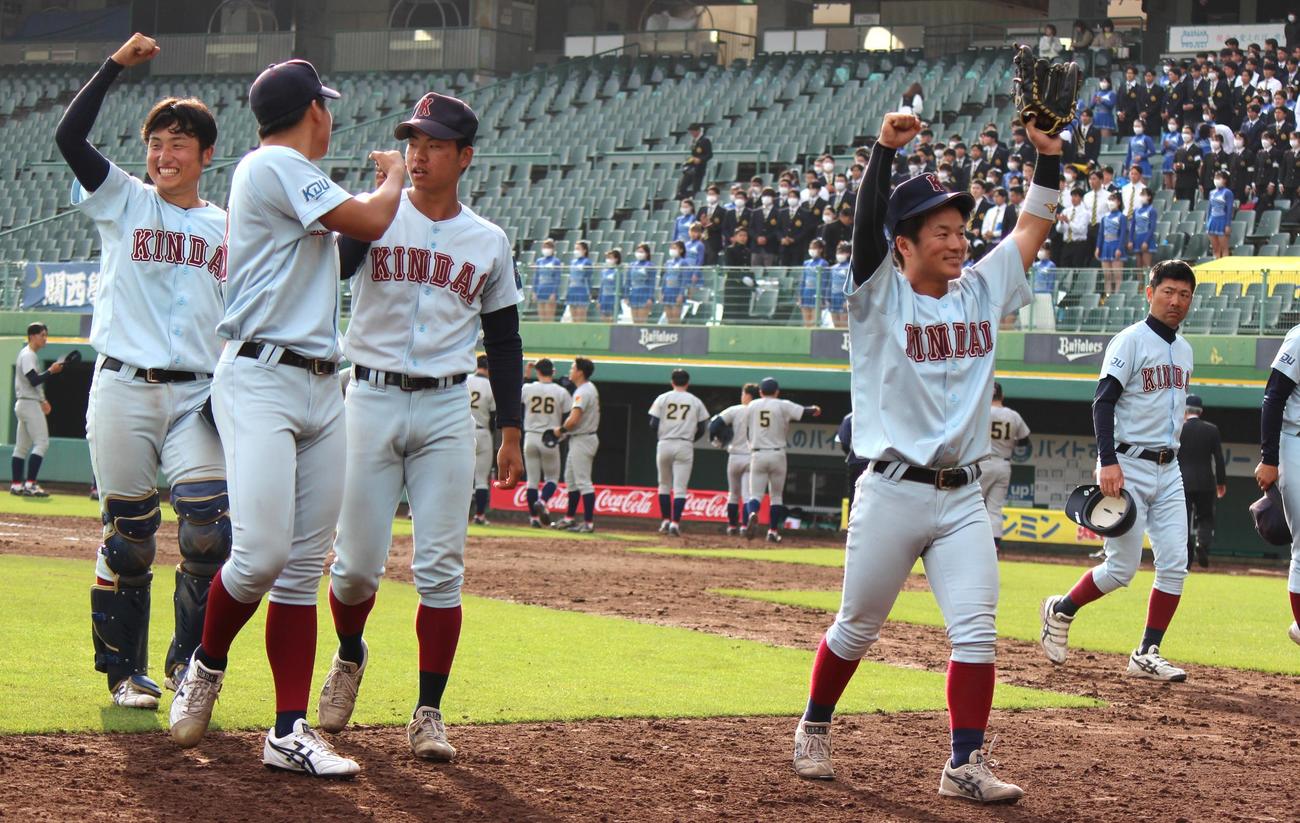 関学大戦に勝ち喜ぶ坂下（手前右）ら近大ナイン（撮影・柏原誠）