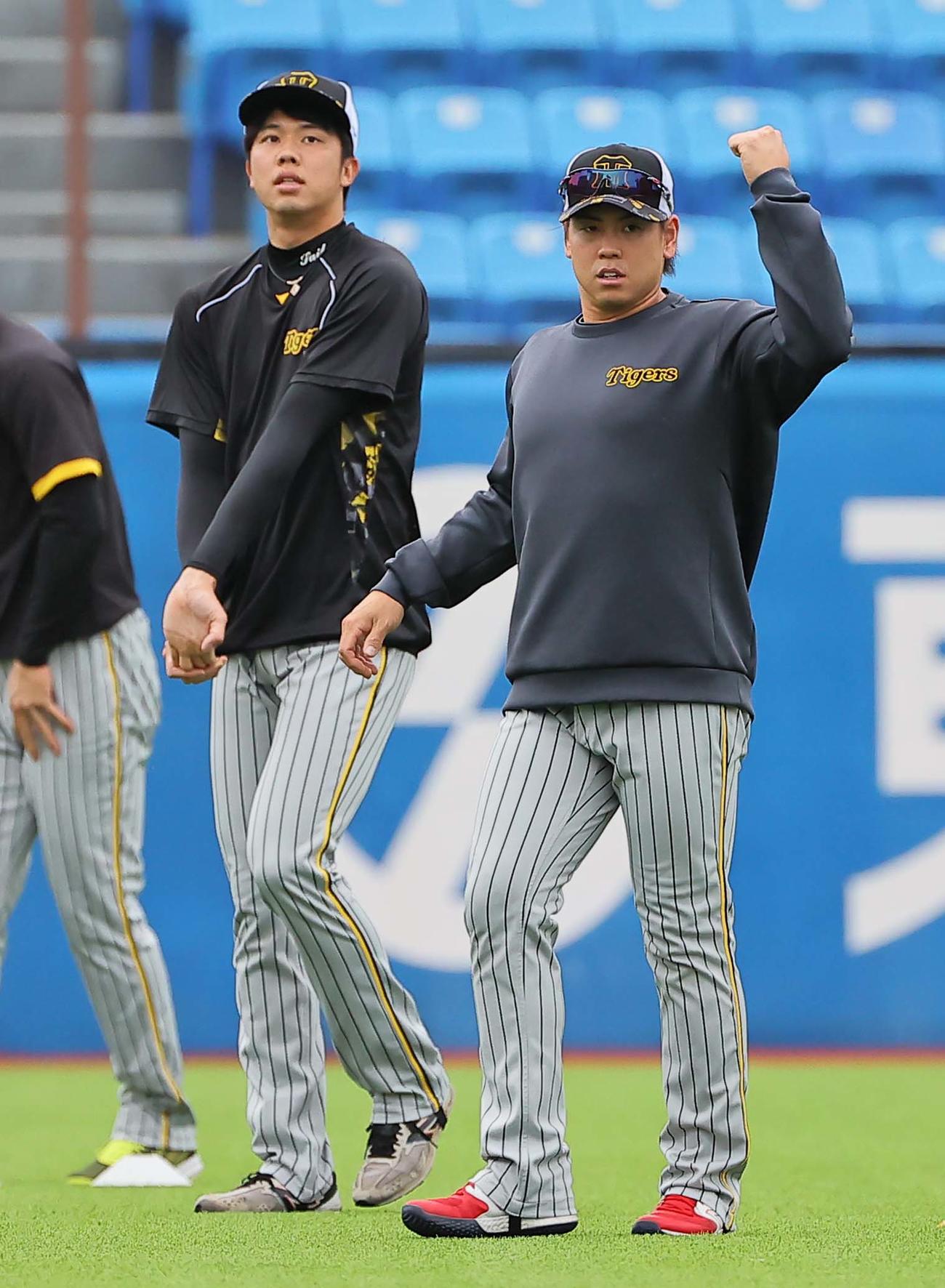ヤクルト対阪神　才木（左）とウオーミングアップをする梅野（撮影・上田博志）