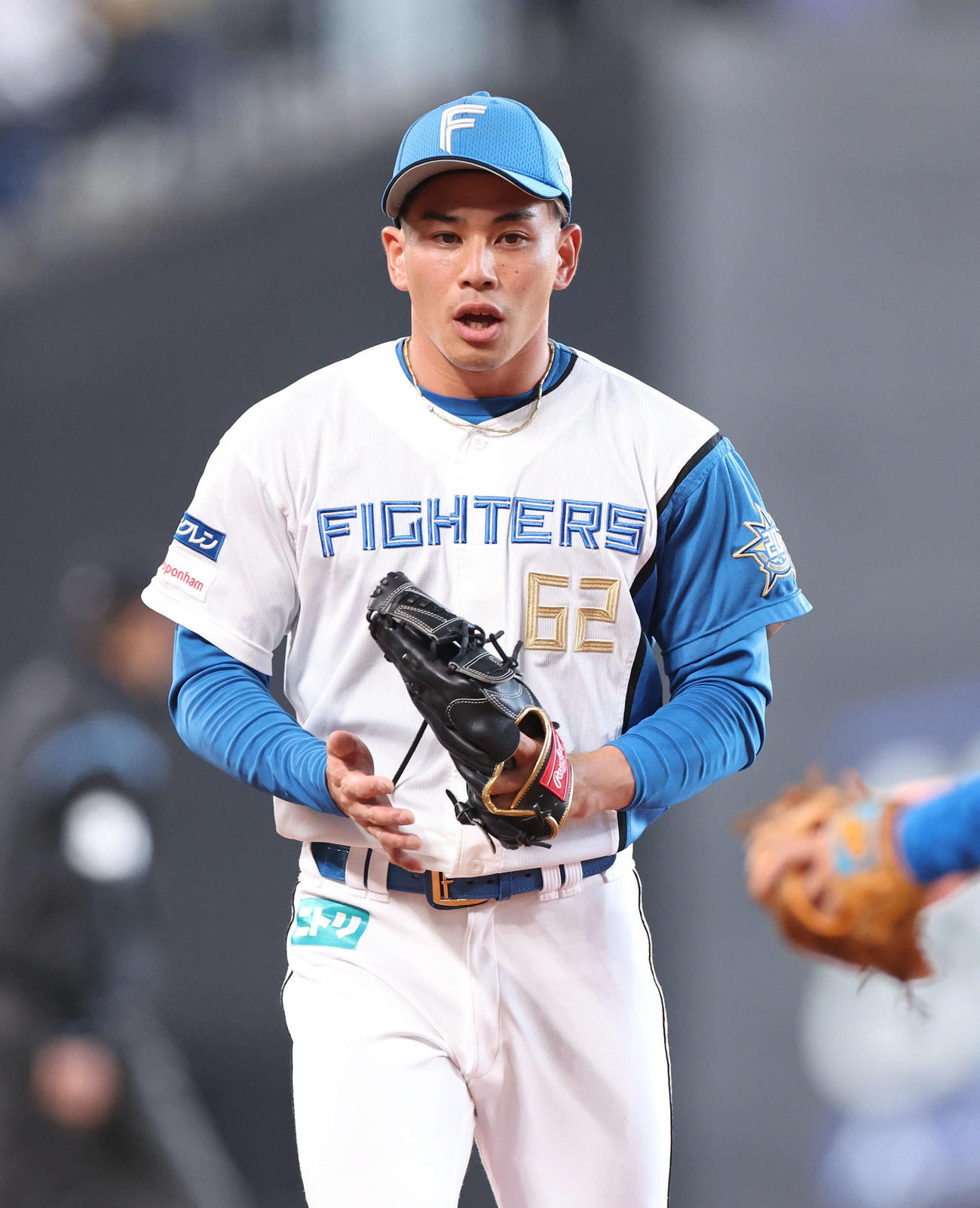 日本ハム対ソフトバンク　5回表ソフトバンク2死満塁、三森を一ゴロに仕留める宮内（撮影・佐藤翔太）