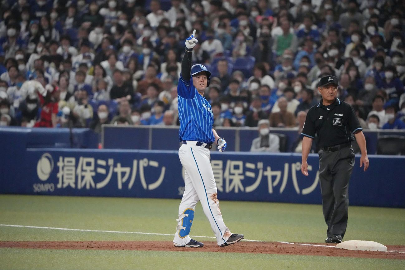 中日対DeNA 5回表DeNA1死満塁、中前2点適時打を放った牧（撮影・森本幸一）