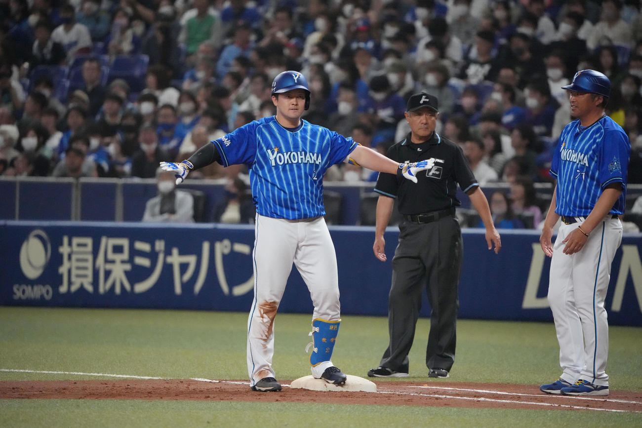 5回表DeNA1死満塁、中前2点適時打を放った牧（撮影・森本幸一）