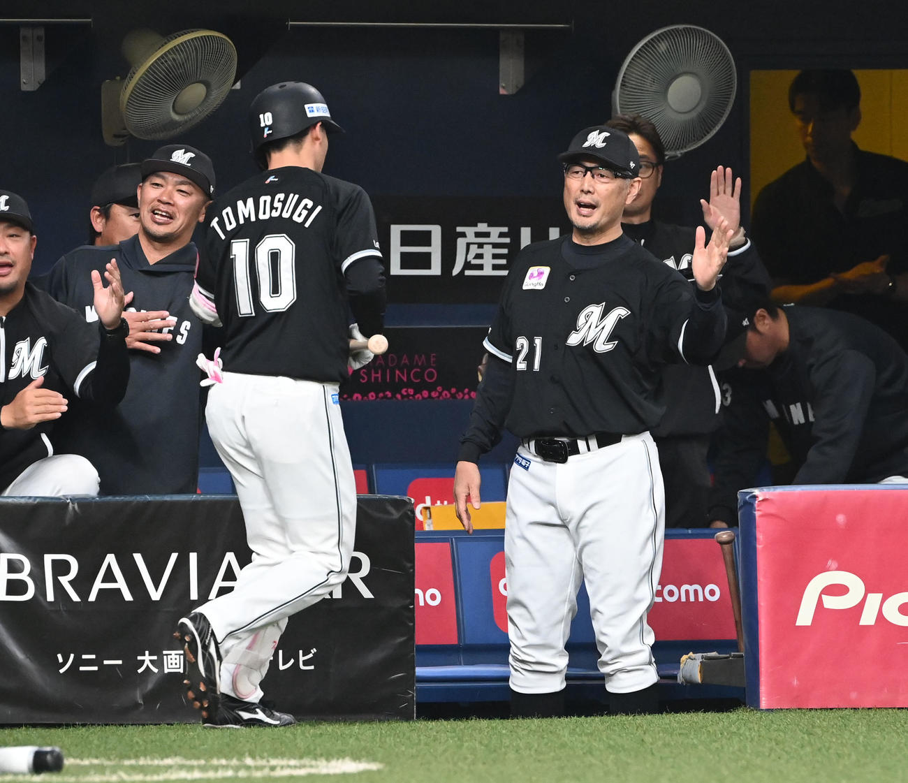 オリックス対ロッテ　3回表ロッテ1死一、三塁、右犠飛を放った友杉は吉井監督に迎えられる（撮影・和賀正仁）