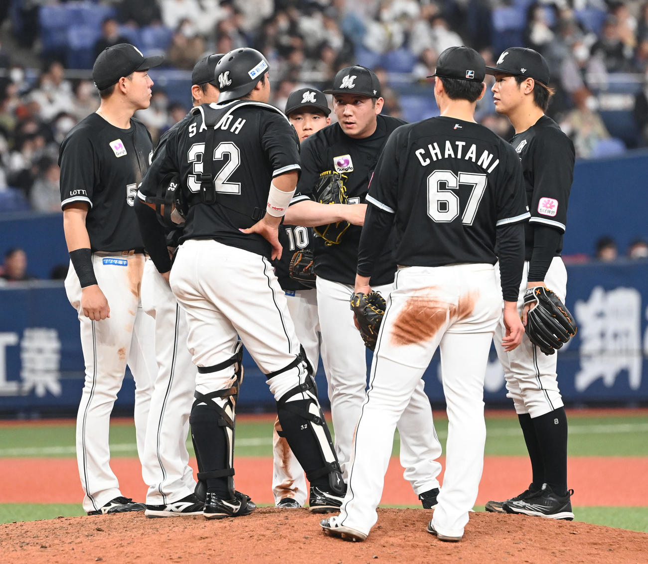オリックス対ロッテ　11回にピンチを招き、小野のもとに集まるロッテ内野陣（撮影・和賀正仁）