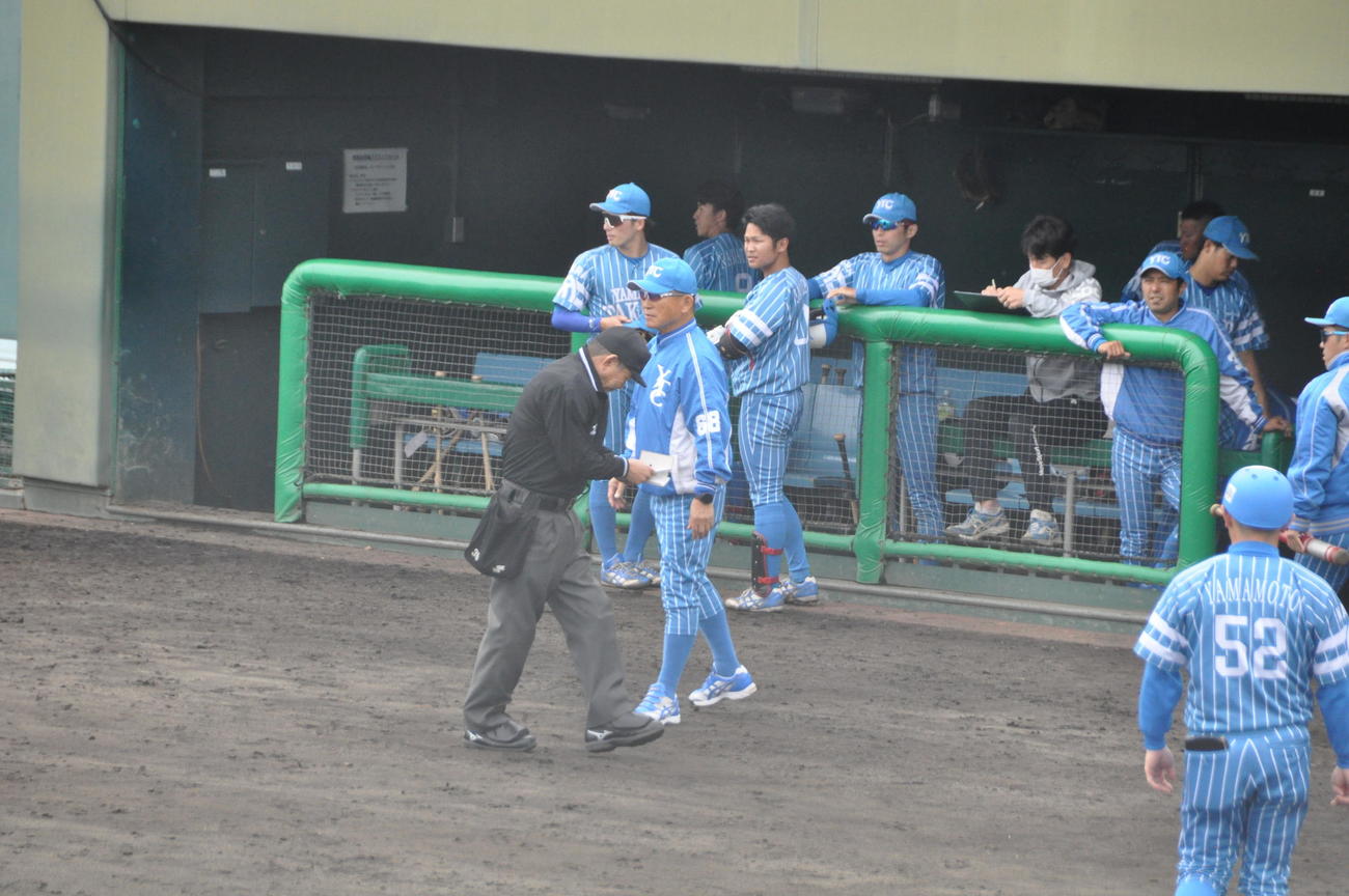 球審に選手交代を告げる大和高田クラブ佐々木恭介監督