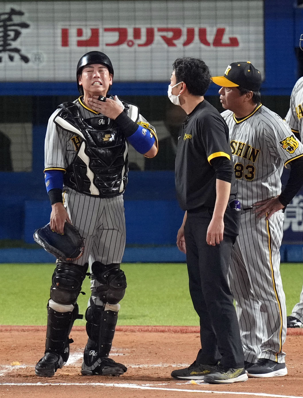 ヤクルト対阪神　2回裏ヤクルト2死一塁、打者吉村で才木の投げたボールがのどに当たり、痛がる梅野（撮影・狩俣裕三）