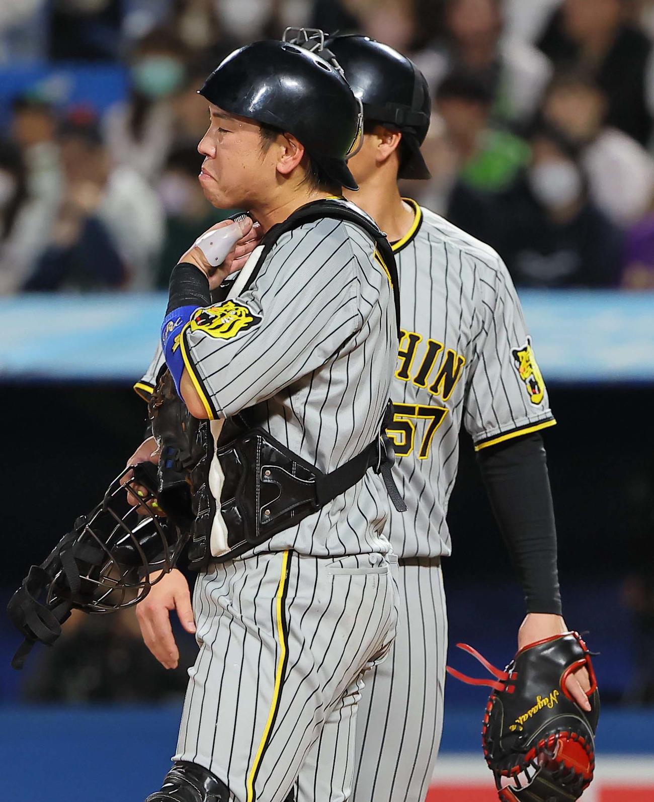 ヤクルト対阪神　2回、才木の投球を喉に当て苦しそうな表情を見せる梅野（撮影・上田博志）