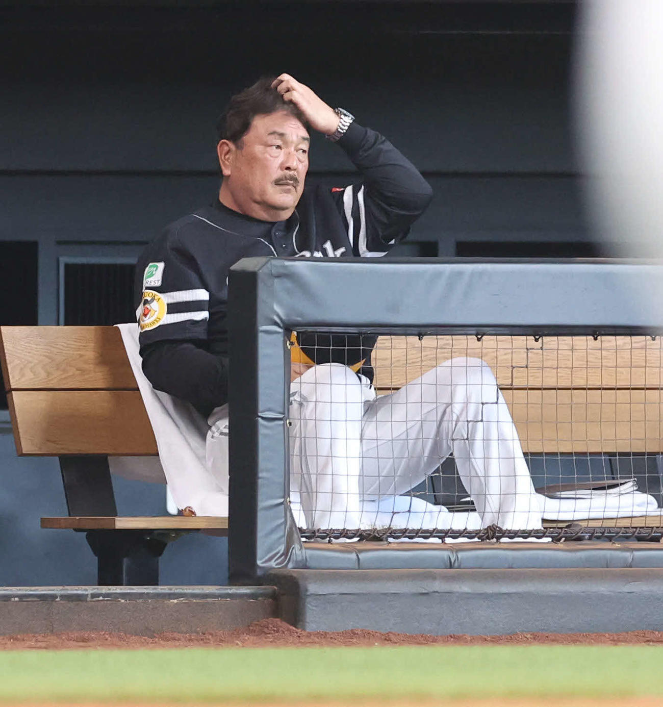 日本ハム対ソフトバンク　5回裏日本ハム1死二塁、松本剛に中前適時打を打たれ頭をかく藤本監督（撮影・佐藤翔太）