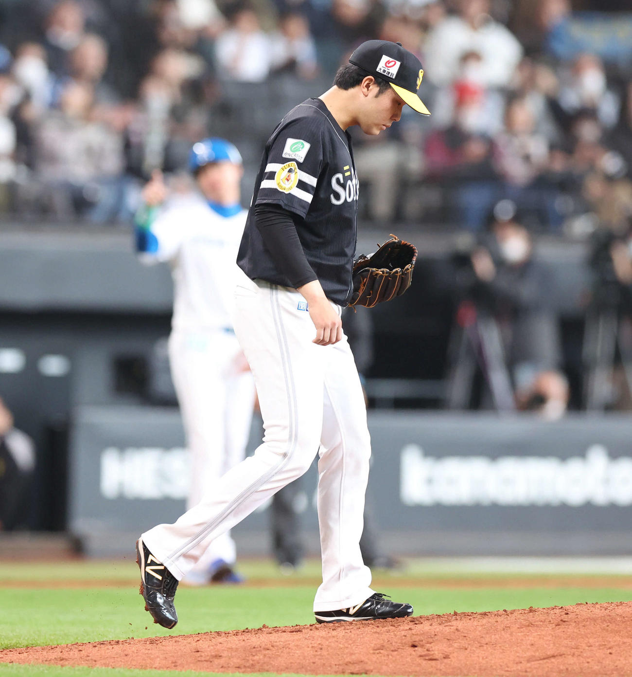 日本ハム対ソフトバンク　3回裏日本ハム1死満塁、松本剛に先制となる右前適時打を浴びたソフトバンク藤井（撮影・佐藤翔太）