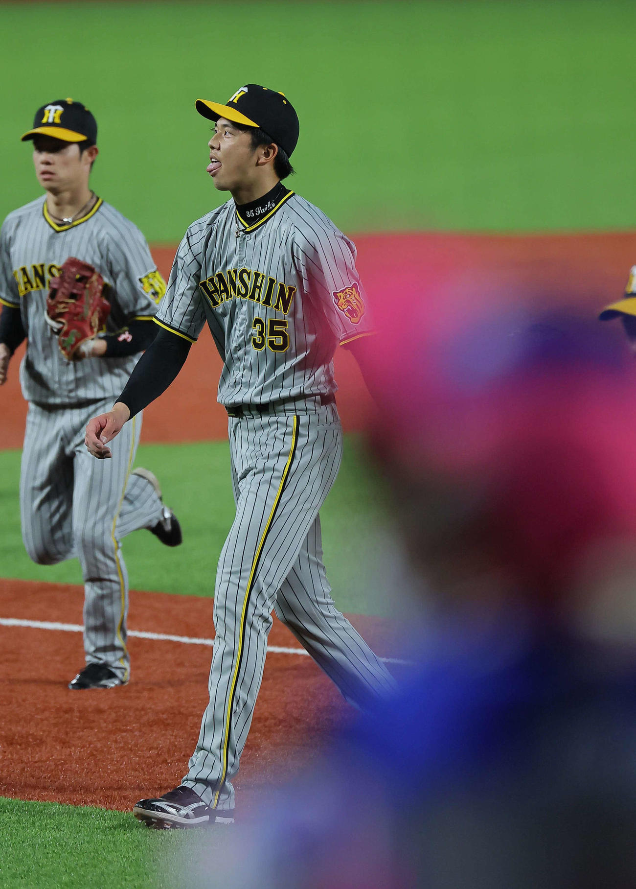 ヤクルト対阪神　1回裏ヤクルト1死満塁、満塁のピンチを併殺で切り抜けた才木は舌を出しながらベンチに引き揚げる（撮影・上田博志）