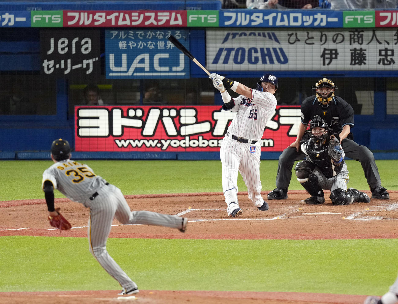 ヤクルト対阪神　3回裏ヤクルト1死一、三塁、先制犠飛を放つ村上。投手才木（撮影・狩俣裕三）