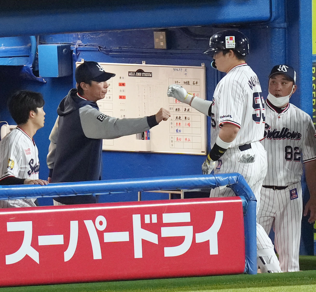 ヤクルト対阪神　3回裏ヤクルト1死二、三塁、先制犠飛を放ち、高津監督（左）とタッチを交わす村上（撮影・狩俣裕三）