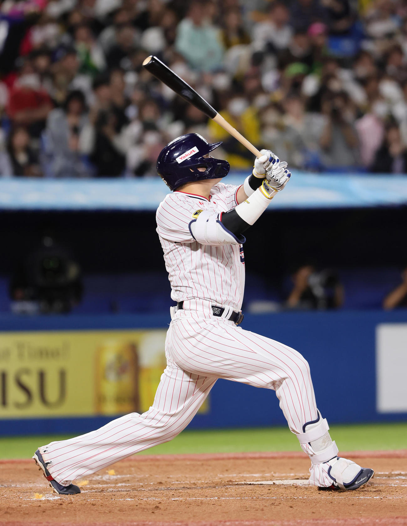 ヤクルト対阪神　3回裏ヤクルト1死二、三塁、村上は左犠飛を放つ（撮影・足立雅史）