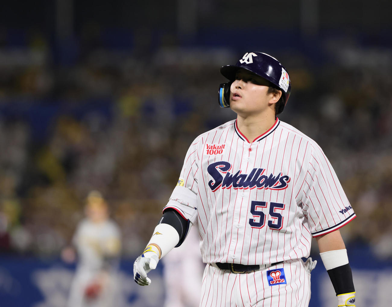 ヤクルト対阪神　3回裏ヤクルト1死二、三塁、村上は先制の左犠飛を放ち天を見上げる（撮影・足立雅史）