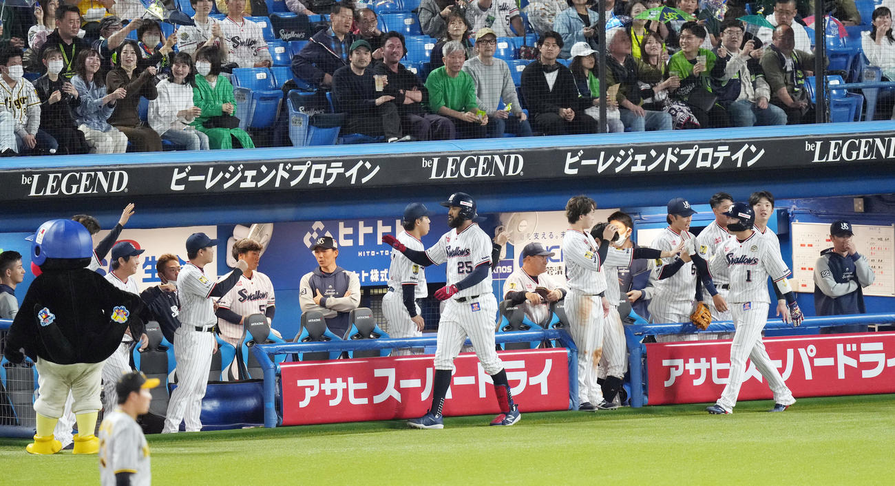 ヤクルト対阪神　3回裏ヤクルト2死二塁、2点本塁打を放ち、ベンチに迎えられるサンタナ（中央）（撮影・狩俣裕三）