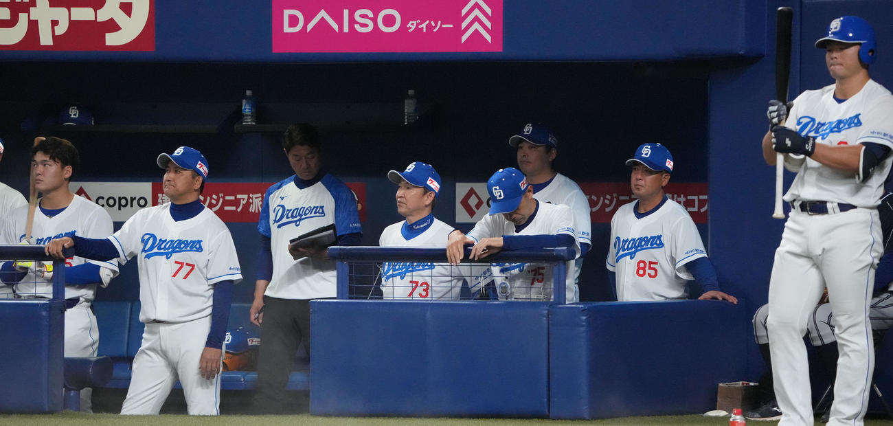 中日対DeNA 9回裏中日2死、ベンチで試合を見つめる立浪監督（左から4人目）（撮影・森本幸一）