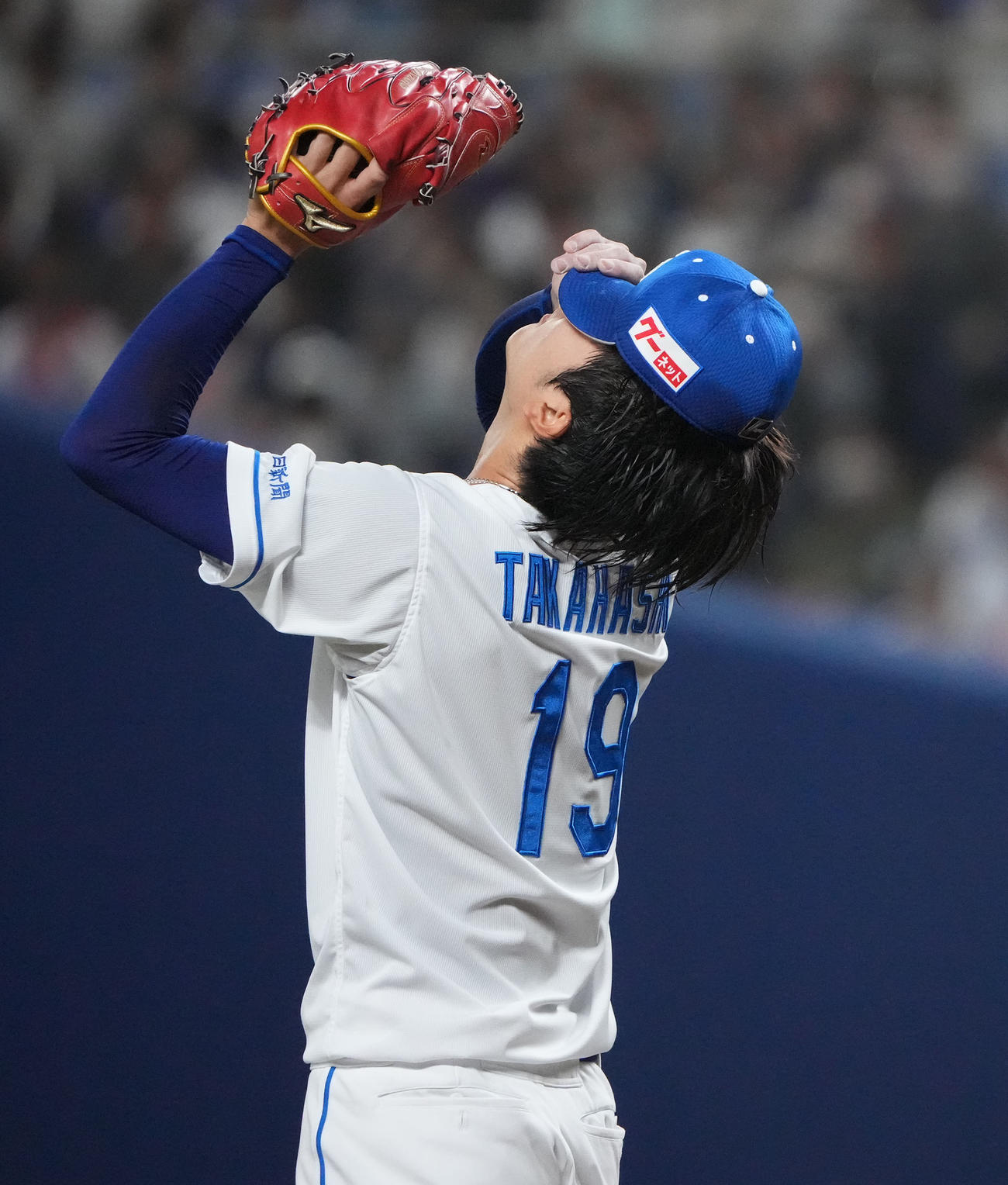 プロ野球中日対DeNA 3回表DeNA2死一、二塁、マウンドで帽子をかぶり直す中日高橋宏（撮影・森本幸一）