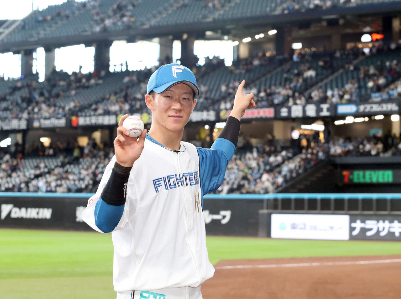 日本ハム対ソフトバンク　プロ初本塁打を放ち打球が飛んだ方向を指さし記念撮影をする日本ハム矢沢（撮影・佐藤翔太）