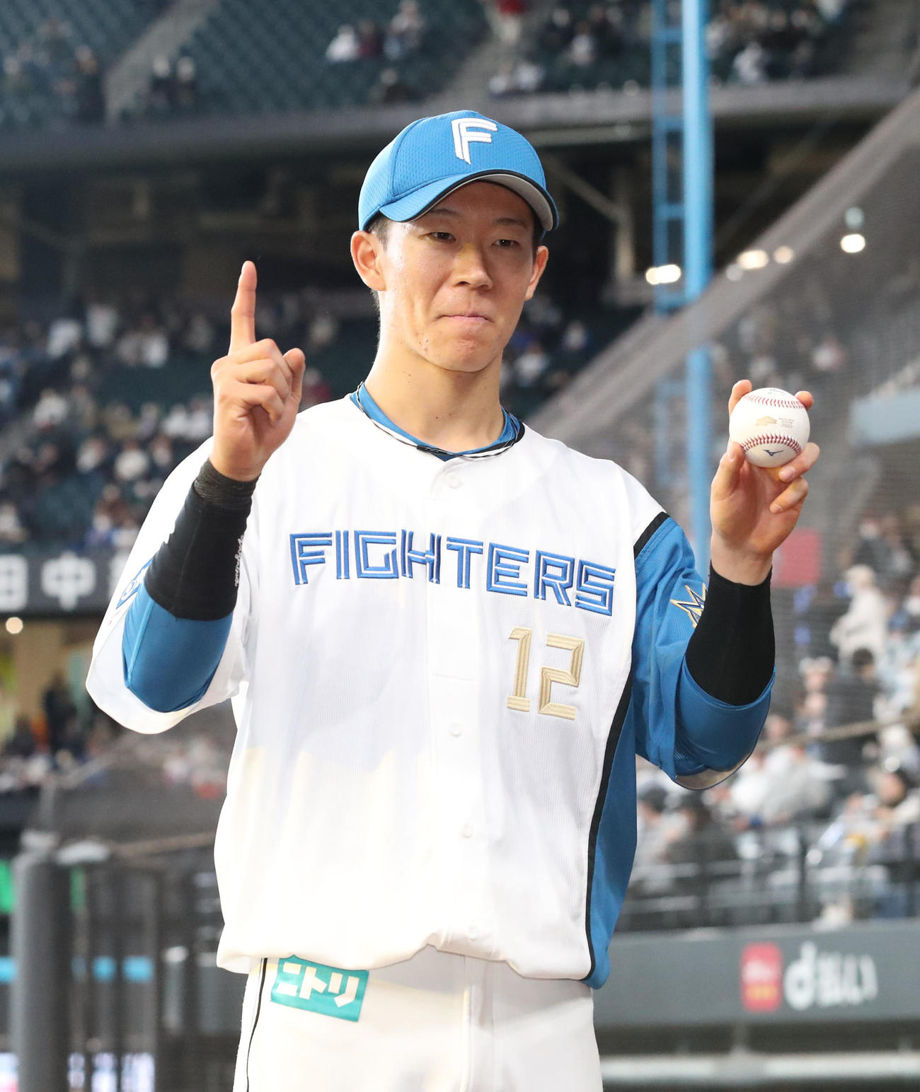 日本ハム対ソフトバンク　プロ初本塁打を放ち記念撮影をする日本ハム矢沢（撮影・佐藤翔太）