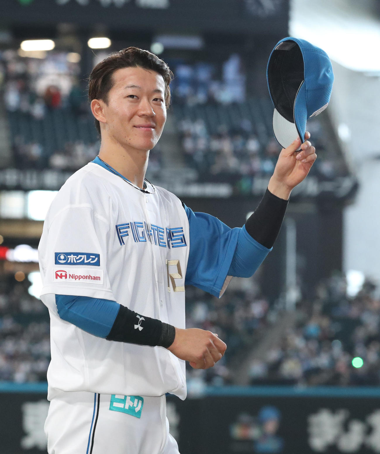 日本ハム対ソフトバンク　プロ初本塁打を放ちスタンド応援席のファンからの声援に応える日本ハム矢沢（撮影・佐藤翔太）