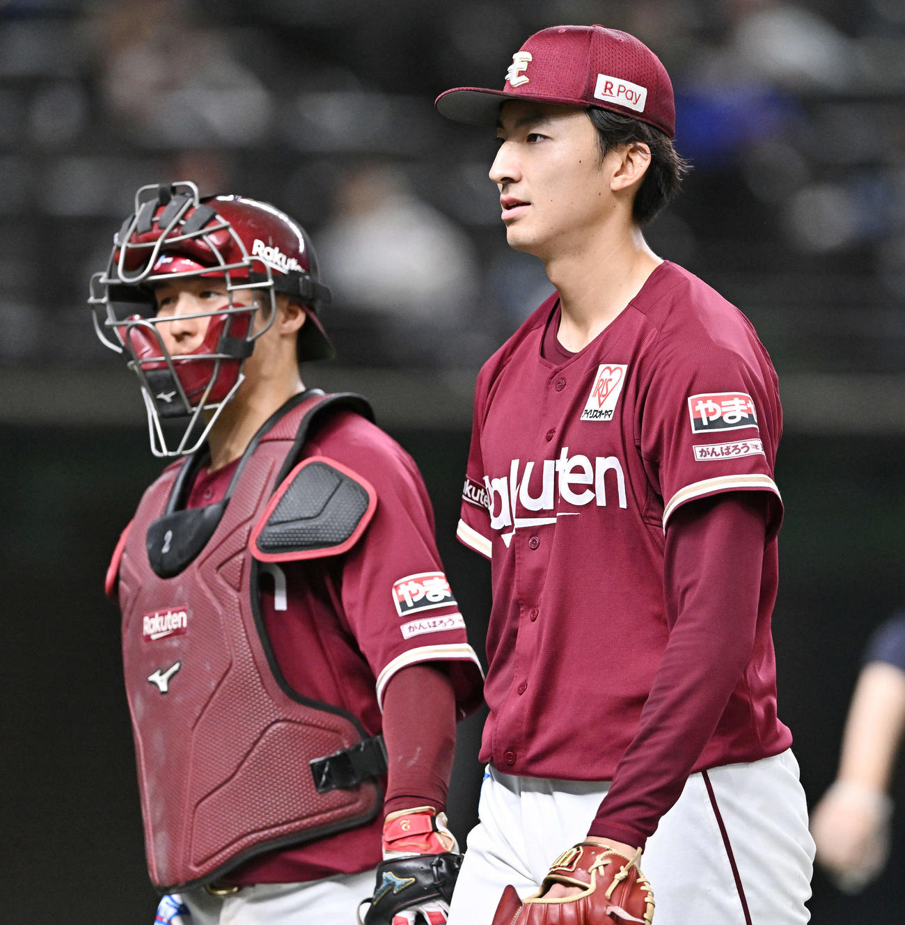 西武対楽天　5回裏を投げ終えた楽天先発の荘司（右）は捕手太田と引き揚げる（撮影・滝沢徹郎）