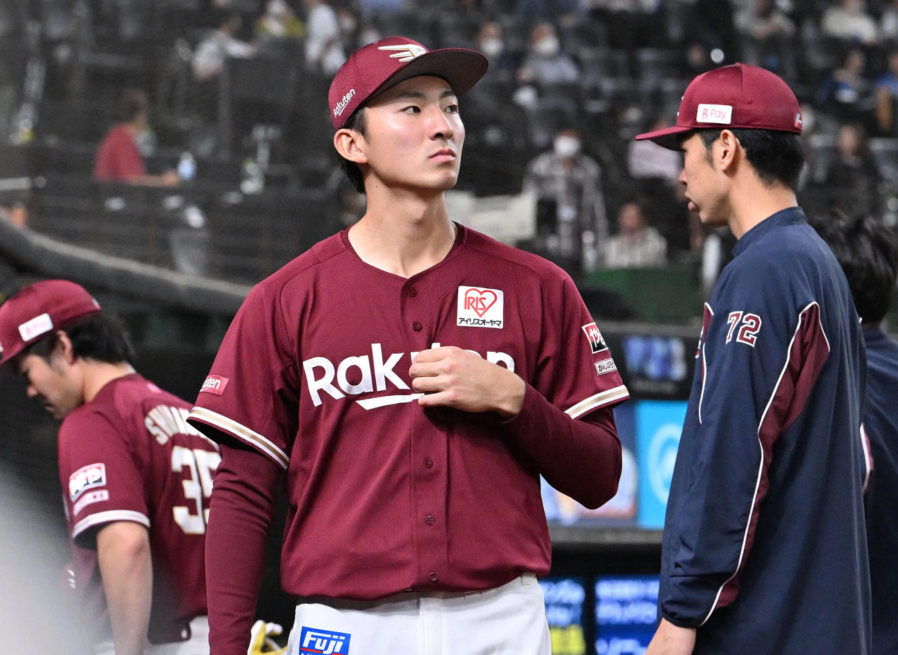 西武対楽天　9回裏を終え浮かない表情の楽天荘司（手前）（撮影・滝沢徹郎）
