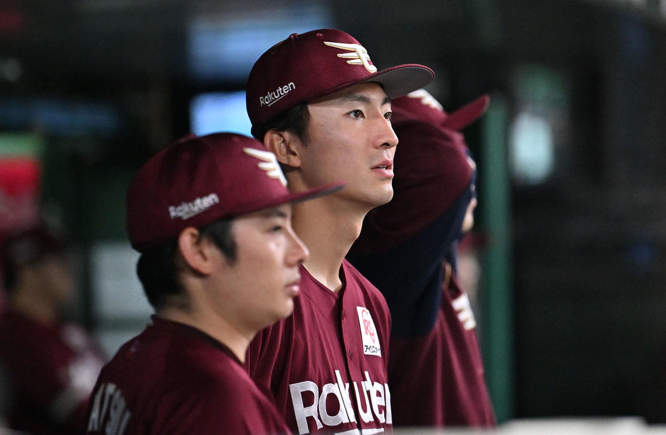 西武対楽天　10回裏、ベンチから戦況を見つめる楽天荘司（後方）と松井裕（撮影・滝沢徹郎）