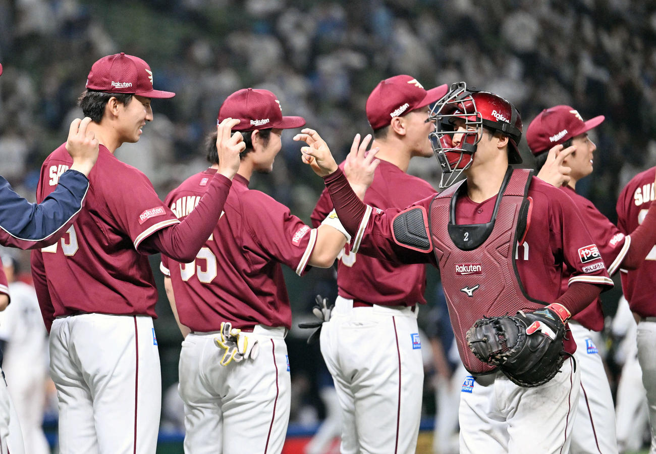 西武対楽天　試合に勝利しチームメートとタッチを交わす楽天荘司（左）（撮影・滝沢徹郎）