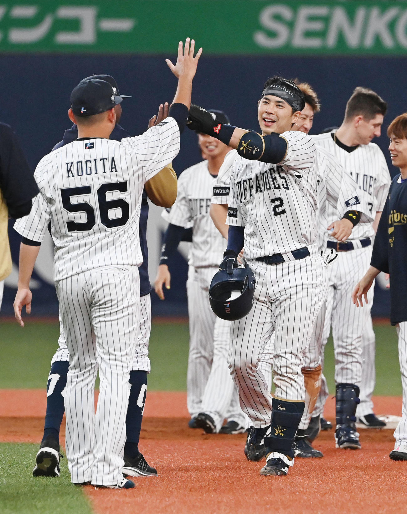 オリックス対ロッテ　11回裏オリックス2死一、二塁、右越えにサヨナラ打を放った若月は小木田とタッチ（撮影・和賀正仁）