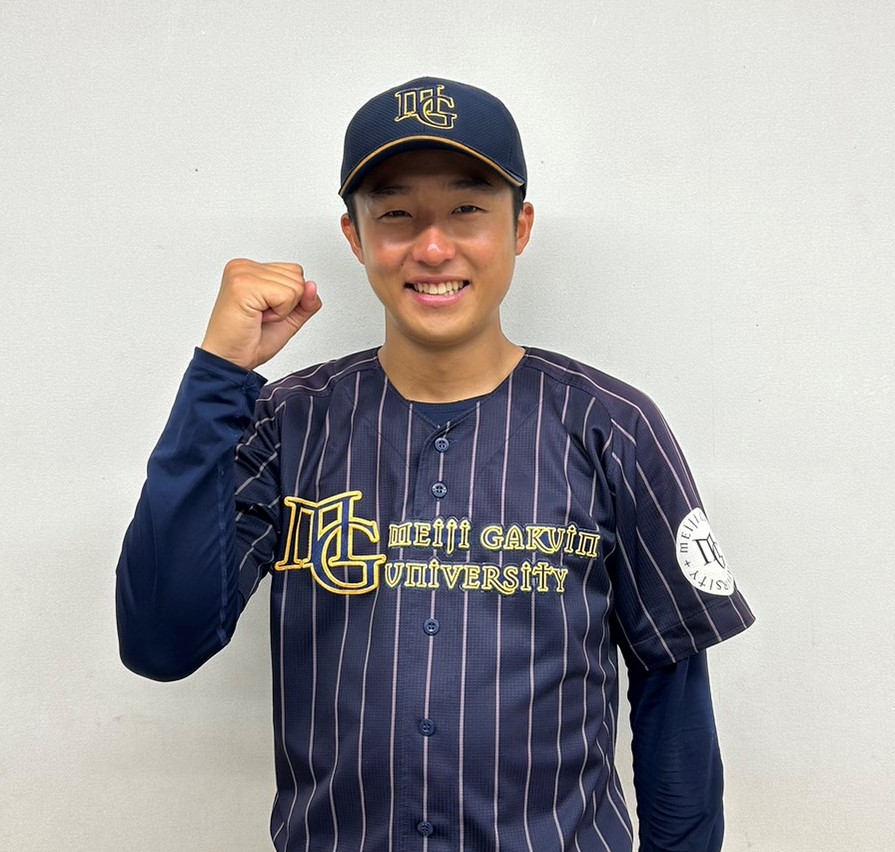 明学大対東海大　完封勝利し笑顔の明学大・片渕（撮影・星夏穂）