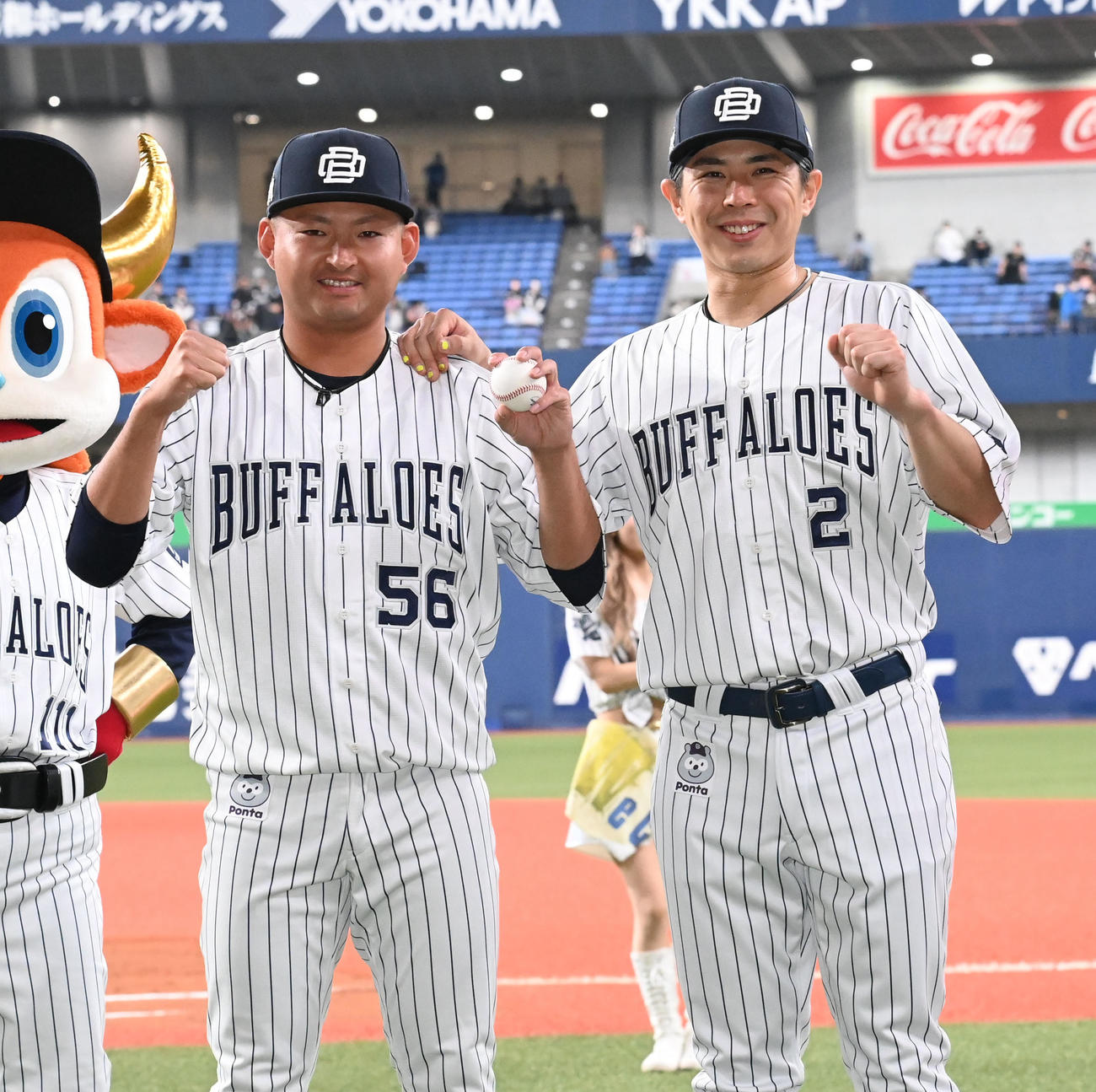 オリックス対ロッテ　サヨナラ打を放つ若月（右）と初勝利の小木田がポーズ（撮影・和賀正仁）