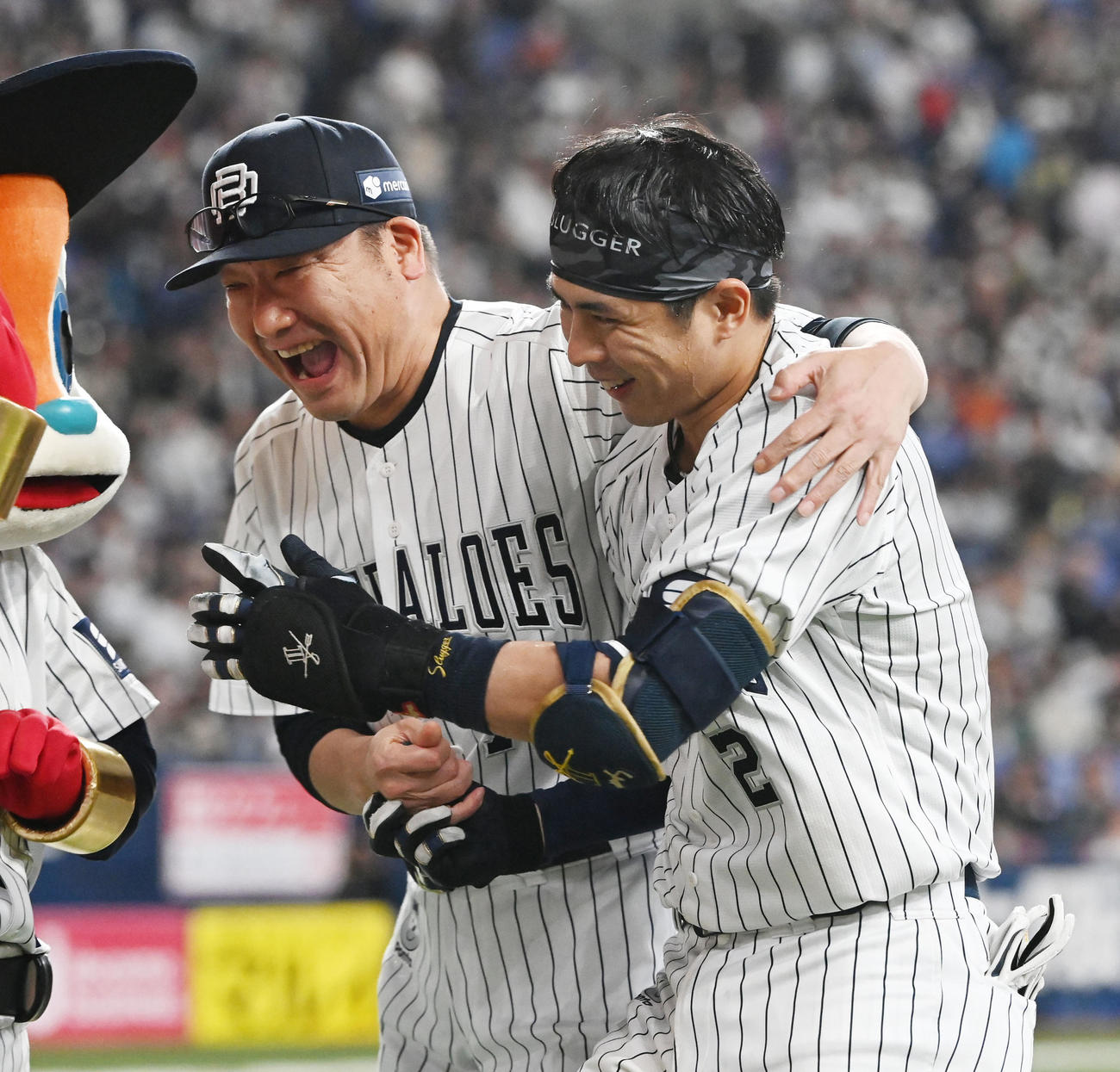 オリックス対ロッテ　11回裏オリックス2死一、二塁、右越えにサヨナラ打を放った若月は中嶋監督（左）の祝福に笑顔を見せる（撮影・和賀正仁）
