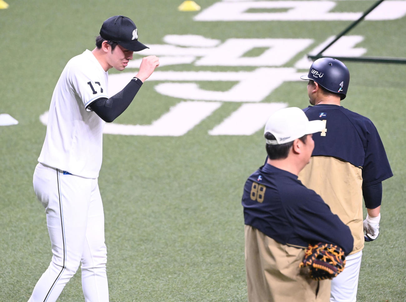 オリックス対ロッテ　初戦で死球を当てたオリックス森に謝罪するロッテ佐々木朗（撮影・和賀正仁）