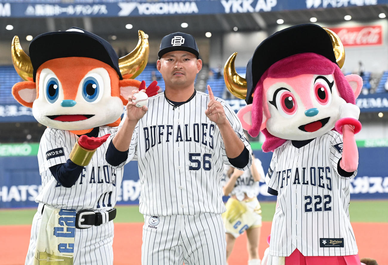 オリックス対ロッテ　プロ入り初勝利をあげた小木田はカメラに向かいポーズ（撮影・和賀正仁）