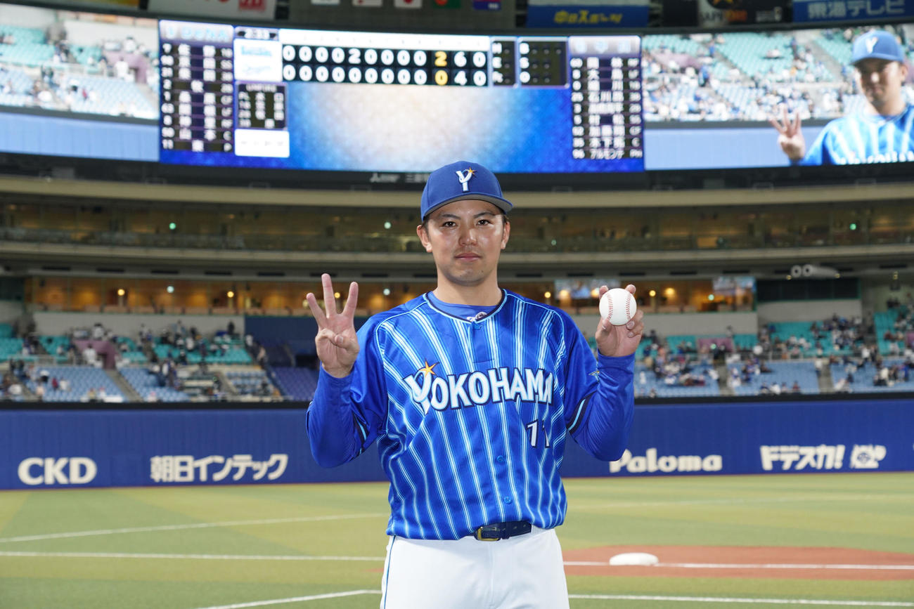 プロ野球中日対DeNA　ヒーローインタビューを終えポーズを決める完封勝利の東（撮影・森本幸一）