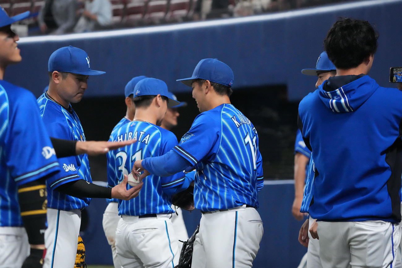 プロ野球中日対DeNA　佐野（左から2人目）から勝利球を受け取る東（撮影・森本幸一）