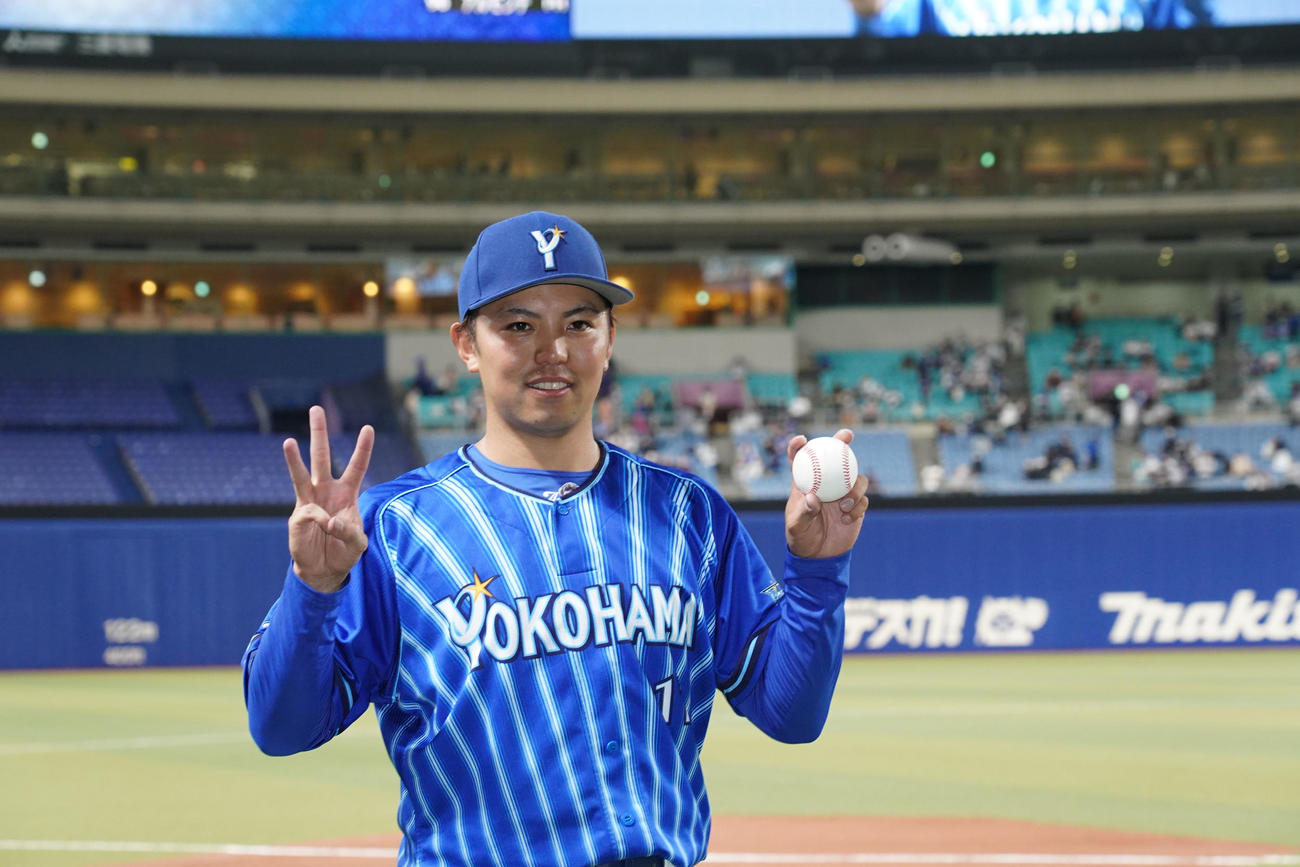 中日対DeNA　ウイニングボールを手にポーズを決めるDeNA東（撮影・森本幸一）