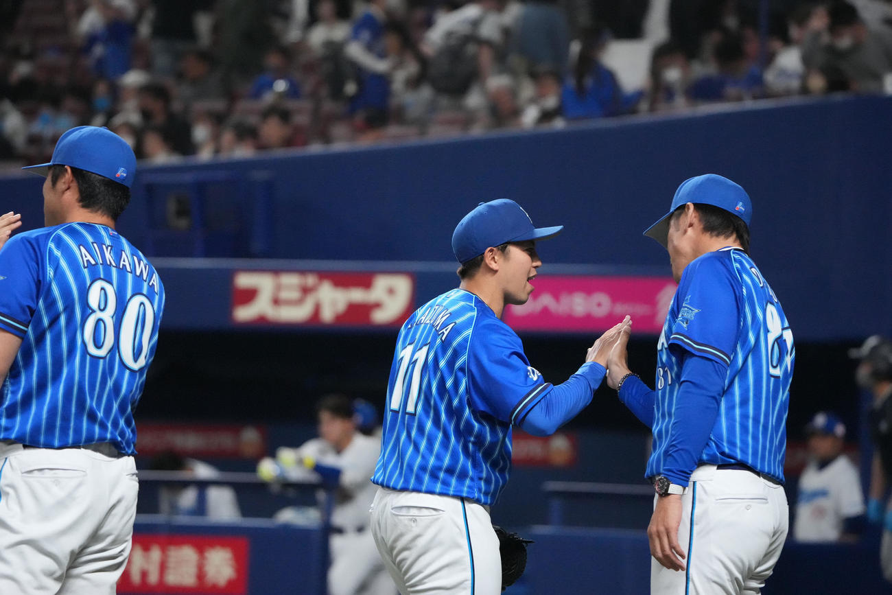 プロ野球中日対DeNA　試合終了、中日に完封勝利し笑顔でナインとタッチを交わす東（中央）（撮影・森本幸一）