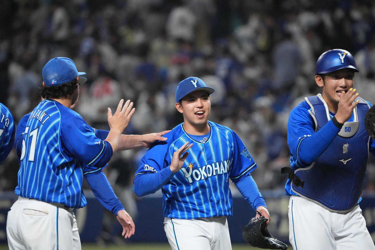 中日対DeNA　中日に完封勝利し笑顔でナインとタッチを交わす東（中央）（撮影・森本幸一）
