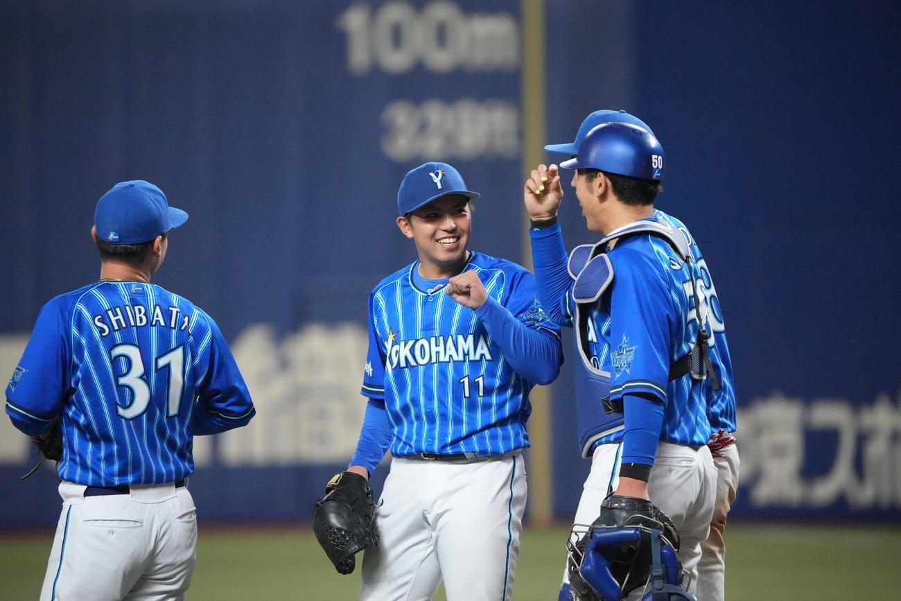 プロ野球中日対DeNA　試合終了、中日に完封勝利し笑顔でナインとタッチを交わす東（中央）（撮影・森本幸一）