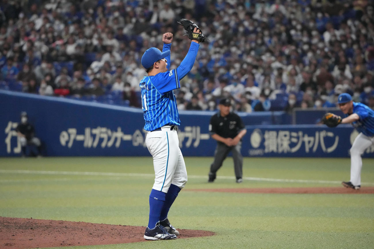 中日対DeNA　中日に完封勝利しガッツポーズをするDeNA東（撮影・森本幸一）