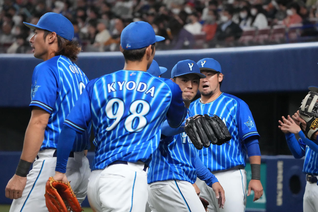 プロ野球中日対DeNA 4回終了、ベンチへ戻る東（中央）（撮影・森本幸一）