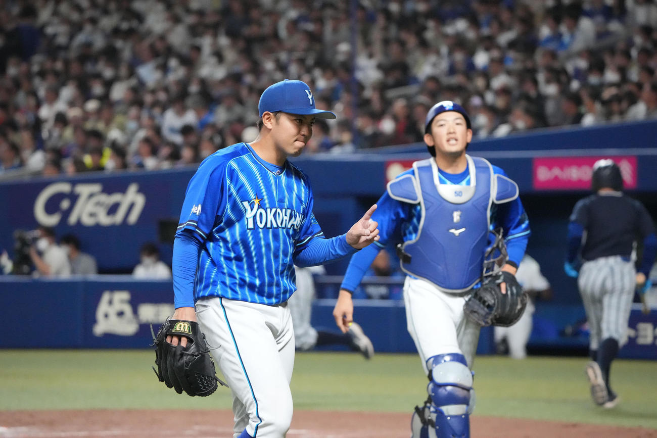 プロ野球中日対DeNA 4回終了、ベンチへ戻る東（左）（撮影・森本幸一）