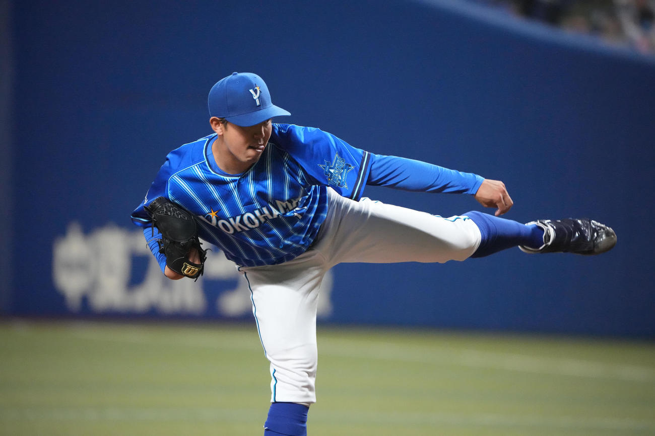 プロ野球中日対DeNA 2回裏、力投するDeNA先発の東（撮影・森本幸一）
