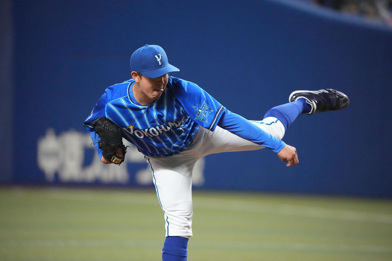 プロ野球中日対DeNA 2回裏、力投するDeNA先発の東（撮影・森本幸一）
